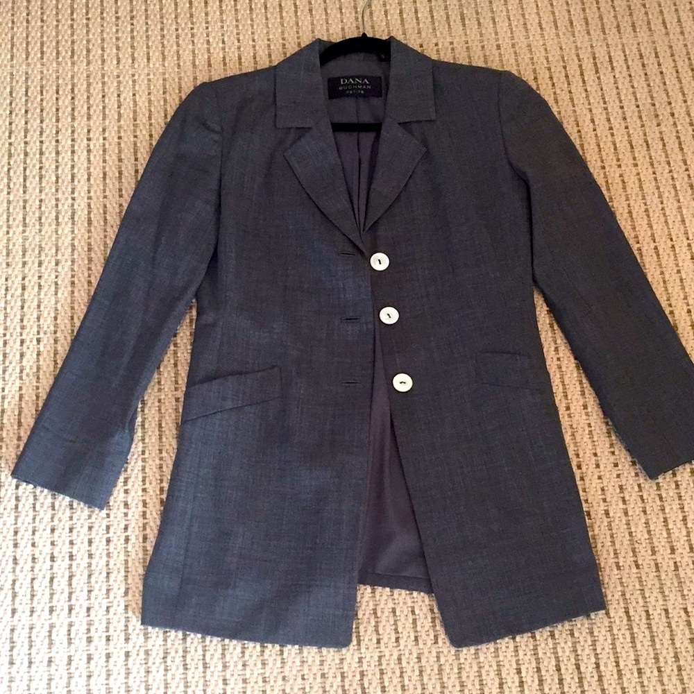 Dana Buchman pant suit long fitted blazer.. cropped pants
